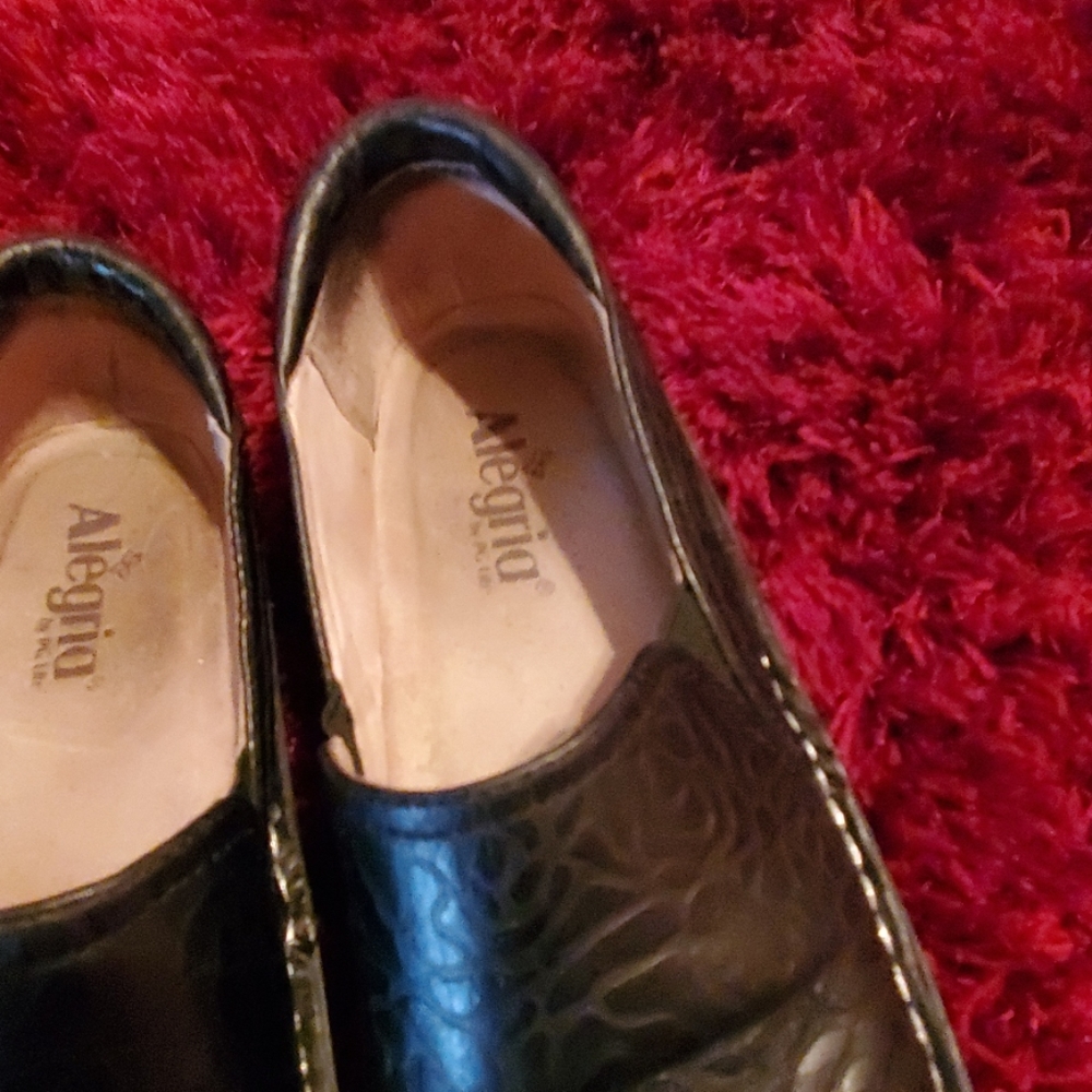 BLACK CLOGS..SLIP RESISTANCE - Picture 3 of 5